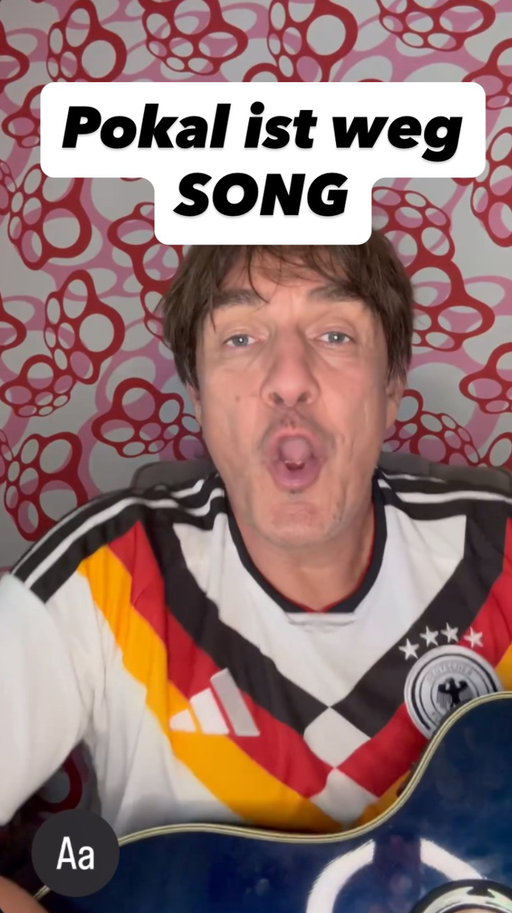 Ausgeschieden 🇩🇪 Der Pokal ist weg 🥲 Und alle sind traurig und enttäuscht 🙏 Ich verarbeite das alles mit einem Song …
#matzeknop #comedy #fussball #fifaworldcup2026 #pokalistweg @howardcarpendale
