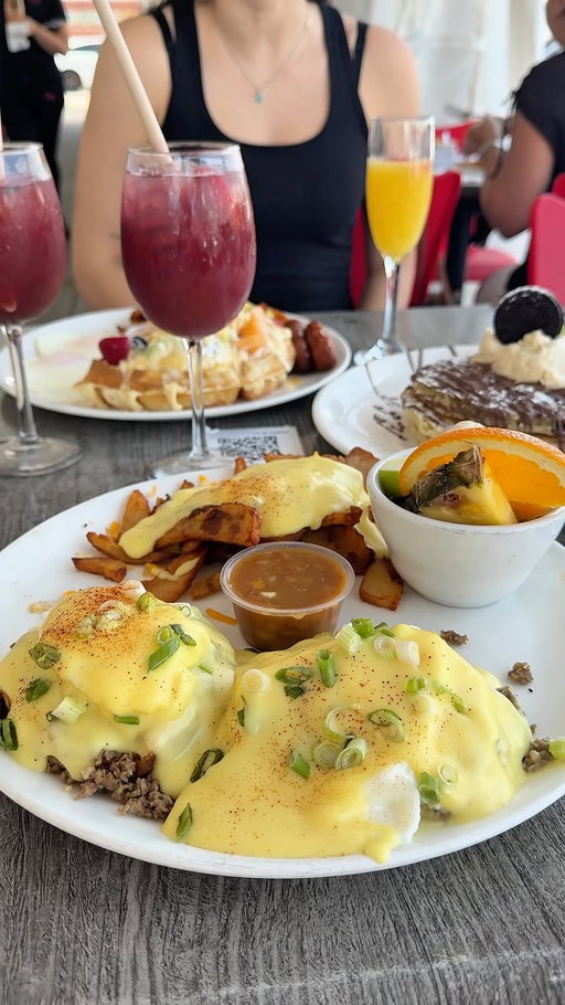 2 FOR 1 ON ALL MIMOSAS & COCKTAILS ALL YEAR LONG ONLY AT @petinoslaval 🥂🍹

summer is finally here and brunching on a terrasse is a must ☀️ this is your sign to enjoy an awesome breakfast outside with some coffee, sangria or mimosas (or all three if you can’t decide 😉)
