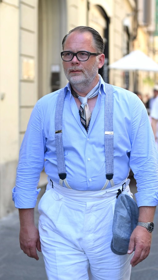 Behind the scenes! 

@gui_bo captured me walking along Via Faenza in Florence, while coming across @seyhmuscan.fc, and quickly taking some shots before being on my way again.

My outfit: @amidehadelin 

#pitti #pittiuomo #pitti110 #streetstylephotography #fashionphotography