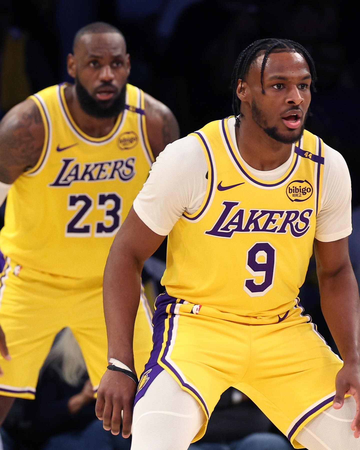 the father-son duo is officially over 💔

LeBron James’ decision to leave the Los Angeles Lakers also means his son, Bronny James, will no longer be his teammate. Bronny is expected to remain with the Lakers for the 2026–27 season, while LeBron plans to continue his NBA career with a new team, ending their historic father-son run together after one season.

[📸: GETTY ]