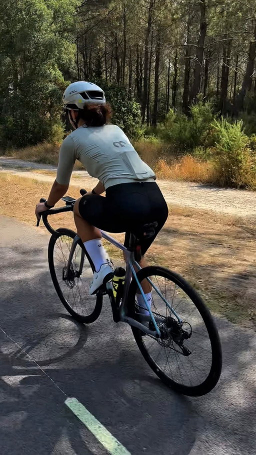 Ce n’est pas compliqué de rendre une fille heureuse 💕🚴🏻‍♀️💐 

#girlcycling#cyclismefeminin#roadcycling#womencycling#activegirl