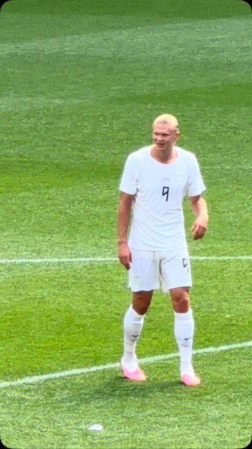 BRO IS TOO HAPPY🇳🇴 @erling 
.
Follow for more relatable football content✅
.
#soccer #football #norway #haaland #fifaworldcup