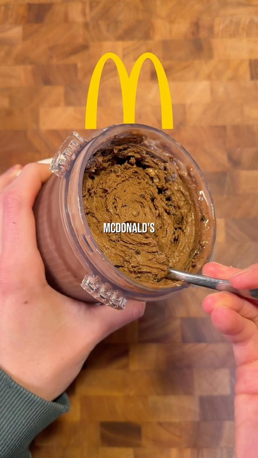 ⬇️FULL RECIPE⬇️
273 calories 33g protein (yes, for the entire pint, toppings/mix-ins included)

Chocolate Oreo McFlurry Protein Ice Cream 🍫🍦

All my recipe books (200+ flavors) are in my bio!

- 1 @drinknurri Chocolate Protein Shake
- 25g monk fruit sweetener
- 10g cocoa powder
- A pinch of salt
- 1g (¼ tsp) xanthan gum
Mix-ins: 
- 5 Oreo Thins (cream removed)
273 cal 23g C, 6g F, 33g P

Instructions:
1. Blend all ingredients for the base and freeze (at least 16 hours)
2. Run your pint under hot water for at least 60 seconds
3. Spin on “Lite Ice Cream” setting
4. Spin on “Respin” setting if very powdery
5. Make a hole down to the bottom with a butter knife and fill with the Oreos
6. Run the “Mix-in” cycle

Follow me for more Ninja Creami tips, tricks, and recipes!
•
•
•
•
#ad #ninjacreami #proteinicecream #creami #fpf