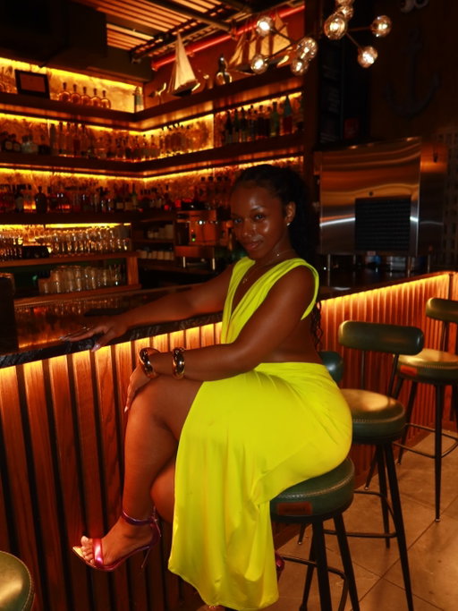 Main character energy in full bloom🥥✨
.
.
.

_______________________________________________
Rebuild the Hourglass⌛️ Program now available via Built By BENN App - click link bio to download! Available for iOS + Google play 📲
.
.
.
.
.
.
#explorepage #fitspo #glam #slay #fitnessaddict