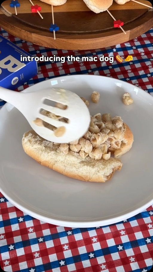 the mac dog has entered the chat 🌭🧀 

putting this on every bun this weekend and you can’t stop me!! 

#fourthofjulyweekend #fourthofjuly #cookout #macandcheese