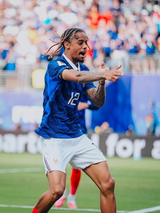 BUTTT DE BARCOLAAA 😍💙

Sur une subtile passe en profondeur de @m.olise, @bradley_dls trompe parfaitement le gardien pour creuser l’écart dans cette rencontre 👏

From another perfect delivery by Michael Olise, Bradley Barcola calmly beats the goalkeeper to double France’s lead.

🇫🇷 2-0 🇸🇪 | #FIFAWorldCup