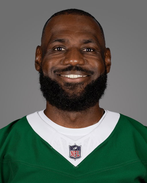 @kingjames has always looked good in the green & white 🎯