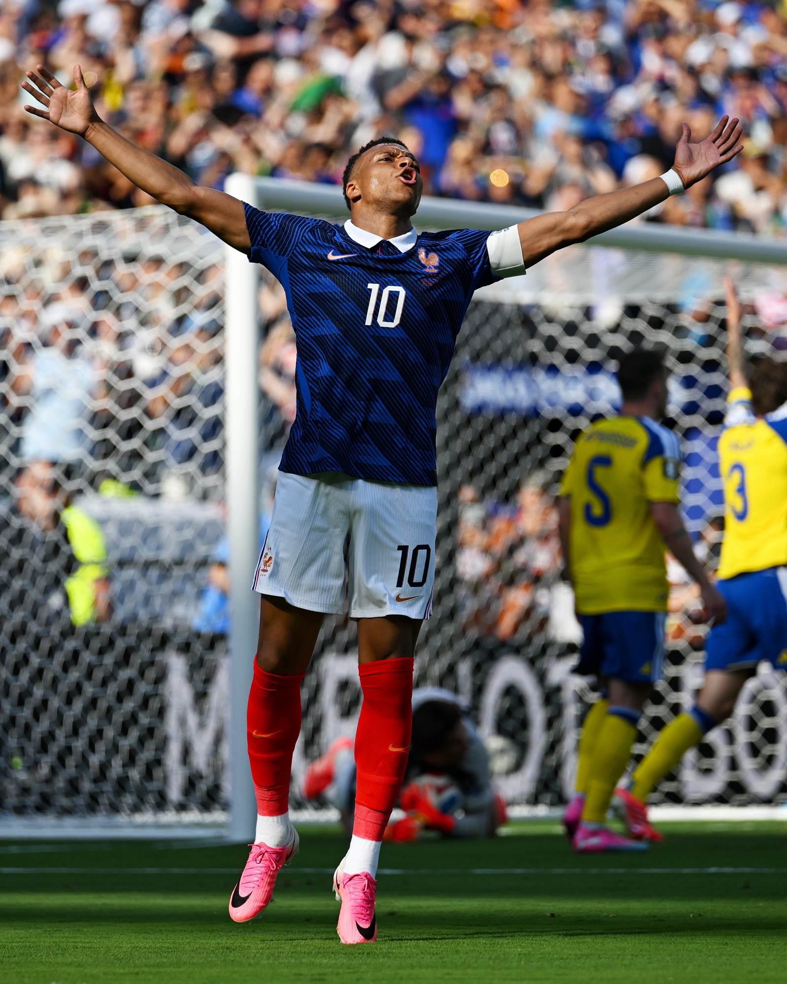 France are through to the @FIFAWorldCup Round of 16 🇫🇷

Les Bleus are looking to reach the FIFA World Cup final for the third time in a row, a feat last achieved by Brazil who reached the final in 1994, 1998 and 2002.