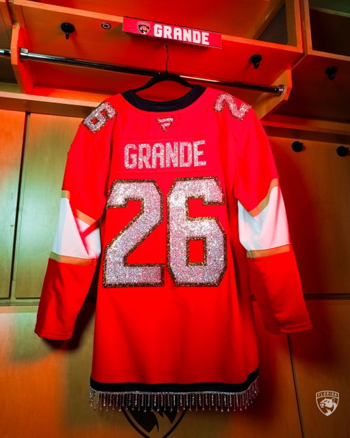 @arianagrande it’s good to see us, isn’t it? ♡