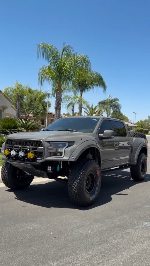 Got this Pre-runner Raptor hooked up on some 40” @bfgoodrichtires and a set of @methodracewheels thing came out killer!🇺🇸🤘🏼 #ford #prerunner #offroad #mobiletireservice #beadlocks