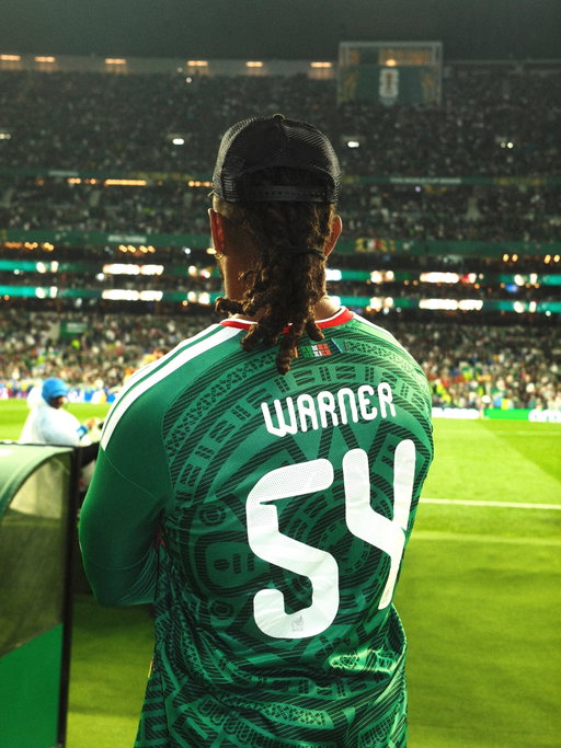 Desde la cancha en Ciudad de México, Fred Warner apoyando a @miseleccionmx contra Ecuador ⚽️🇲🇽🏈

¿Y SI SÍ? 🥹

From the pitch in Mexico City, Fred Warner showing support for @miseleccionmx_en against Ecuador ⚽️🇲🇽🏈