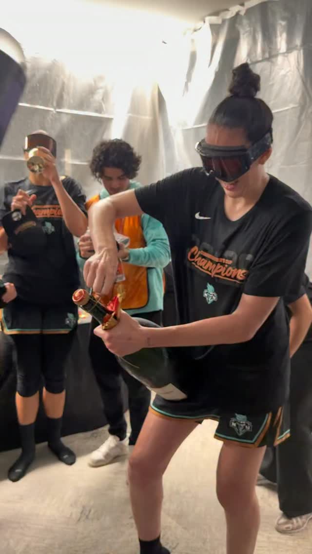 How many people does it take to open a bottle? 😂

2026 WNBA Commissioner’s Cup | @coinbase