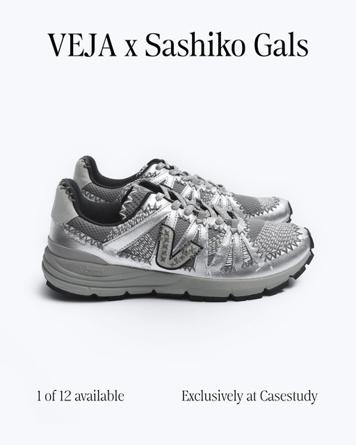 The art of Sashiko meets the Salar.

After our first collaboration on the Panenka, the Sashiko Gals return to reinterpret the Salar.

Based in Ōtsuchi, Japan, this collective of 15 women keeps alive the centuries-old art of Sashiko, a traditional stitching technique born from the need to repair, reinforce and extend the life of garments. Over time, necessity became craftsmanship, and craftsmanship became art.

Each pair reflects this heritage, where every stitch tells a story of care, resilience and transmission.

12 pairs available exclusively at the Boontheshop Cheongdam Casestudy.
89 Cheongdam-dong, Gangnam-gu, Seoul