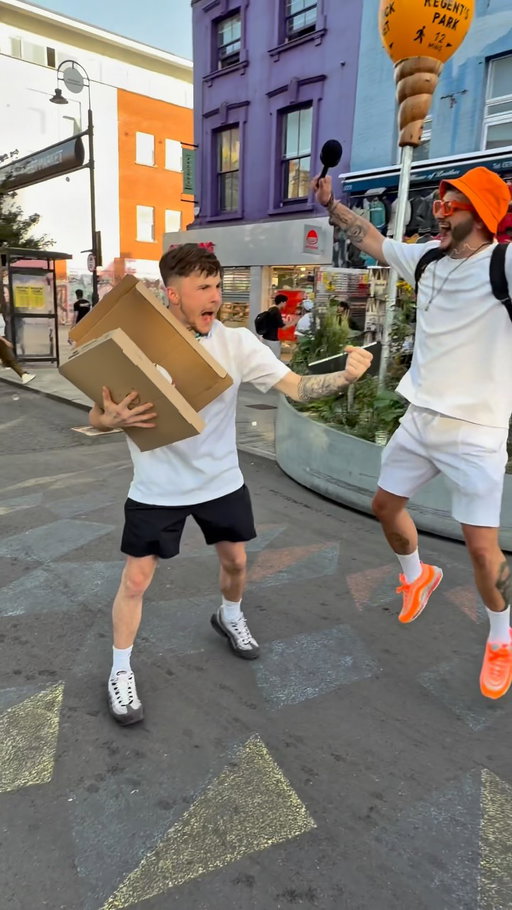 You lot have got tekkers ⚽️Enjoying some football tricks in the ☀️ with @papajohnsuk . What trick would you do for a free slice of pizza? 🍕#papajohnsuk #keepyuppies #ad
