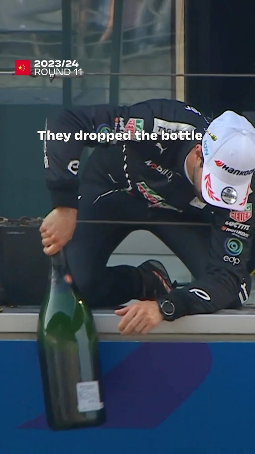 Oops… 🍾

Good thing nobody saw that champagne mishap 😅

#ShanghaiEPrix #FormulaE #Motorsport #Racing