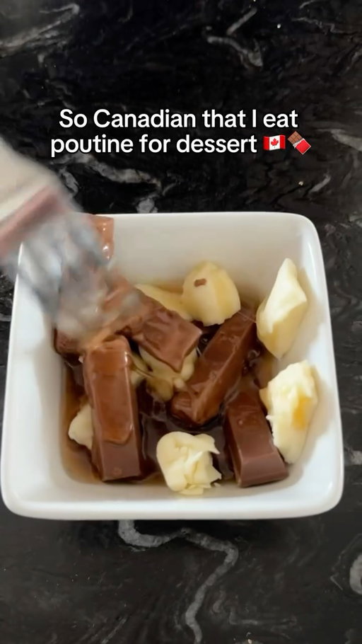 Happy Canada Day! 🇨🇦🍁Who wants a bite of our KitKat poutine? 😅
#KitKatCanada #HaveABreak

-

Bonne fête du Canada! 🇨🇦🍁 Qui a envie de goûter à notre poutine KitKat? 😅