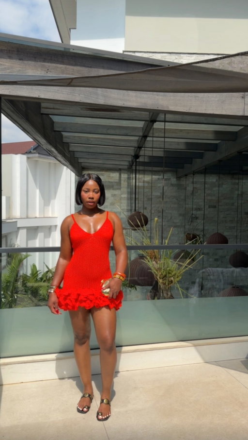 The art of looking good in Kenya 🇰🇪 

Dress: @hanifaofficial 
Purse: @toryburch 
Sandals: @zara 

#transition #kenya #outfitinspiration Zara new in
