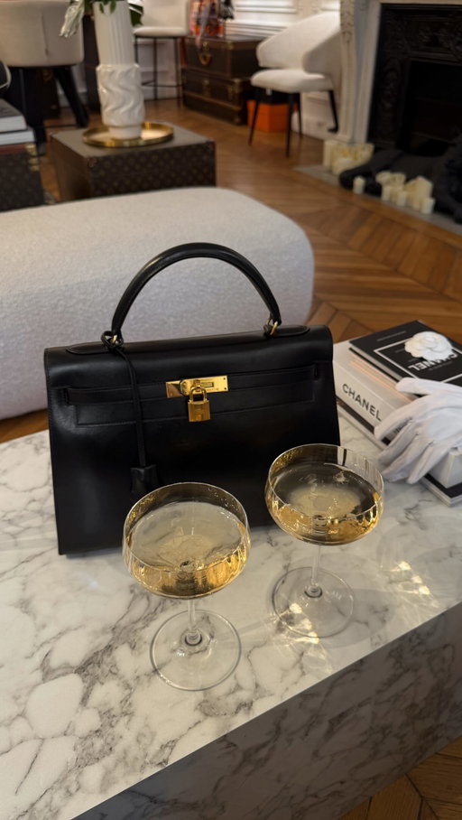 Bored of playing the game so went to @houlux 👀🥂🤍