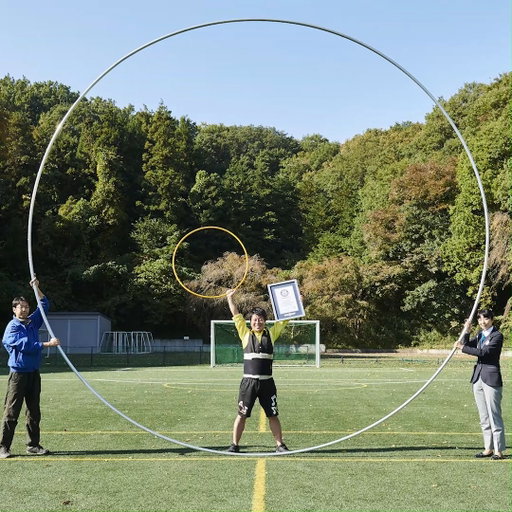 Largest hula hoop spun (male) - 5.40 m (17 ft 8 in) in diameter by Yuya Yamada 🇯🇵 AKA 'Hoop Man Yu-Ya' who attempted this immense record for Guinness World Records Day in 2019.

HOOPMAN YUYAさんが5.4メートルのフープを回してギネス世界記録を達成した瞬間です✨