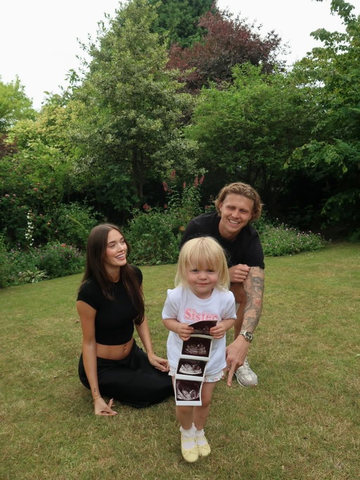one more to adore 🤍 we’re delighted to announce that Olive is going to be a big sister 👧🏼👶🏼