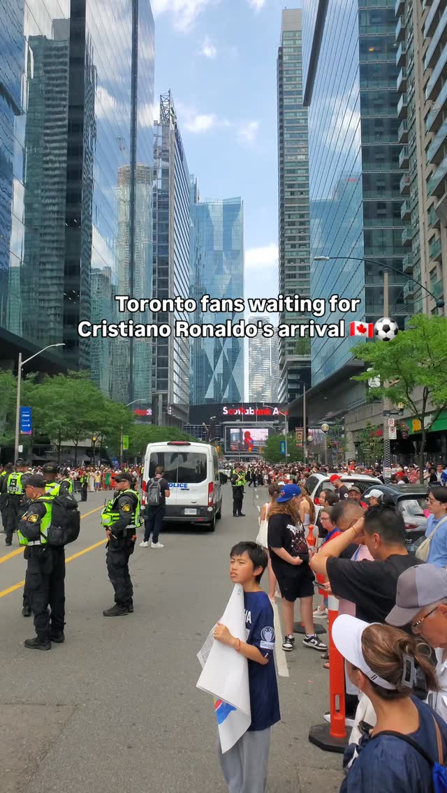 Toronto fans waiting for Cristiano Ronaldo's arrival ⚽️

#Toronto #torontofifa #fifa #torontoblogger