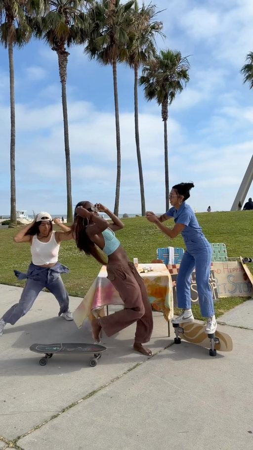 Just yr local skate / pit stop crew taking care of bizness @madhippiebeauty 

🎥 @eliettesingleton