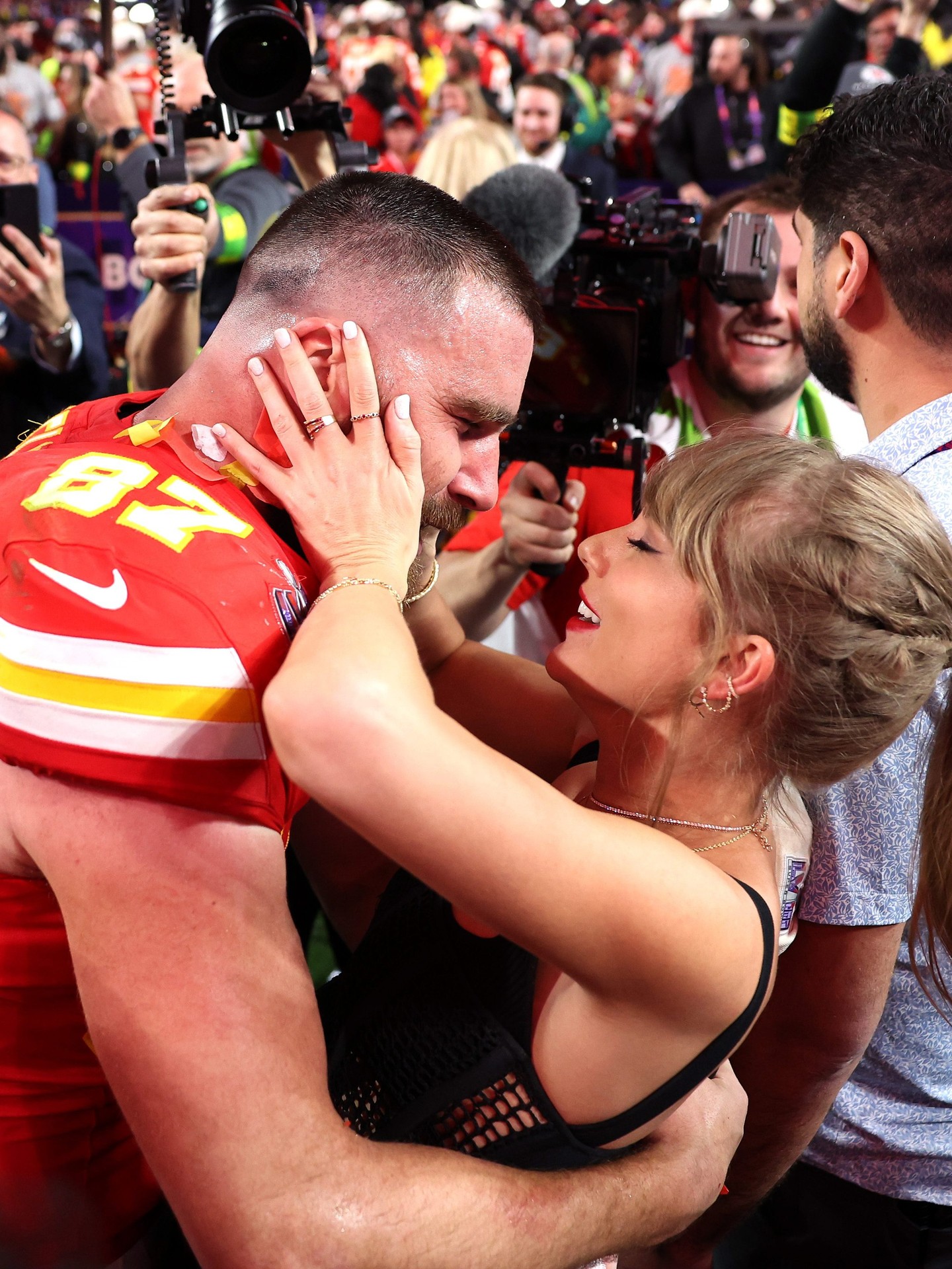 It's confirmed! We're getting two national holidays this weekend because @taylorswift and @killatrav are getting married on Friday, July 3 at Madison Square Garden according to @APnews! 

Speculation has been swirling for weeks around Taylor's wedding, but AP confirmed the news via an anonymous law enforcement official briefed on the security plans. And now we can't help but think about the picture-perfect kiss Taylor and Travis shared after the Kansas City Chiefs won the Super Bowl in 2024. Swoon. 

For everything we know about the special wedding weekend, head to the link in bio!

Photos: Getty Images