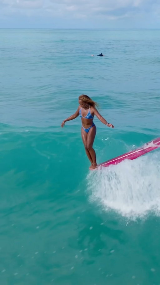 Back Home to this Soon 🩵🩵 @ripcurl_women 
.
.
🎥: @nick.oahu 
Riding: 9’4 @michaeltakayama1 Mana-T
.
.
#hawaiinei #waikikibeach #surfing #surfvideo #homesoon
