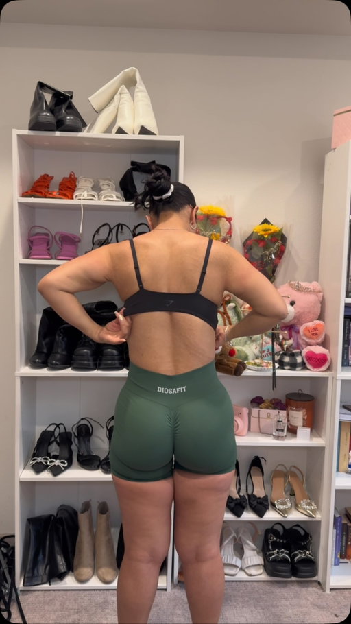 Let’s keep it real amigas 

Shorts: @diosafitofficial 
Bra: @gymsharkwomen @gymshark 
Sweater: @fabletics 

#explorepage #gym #grwm #gymwear #outfit