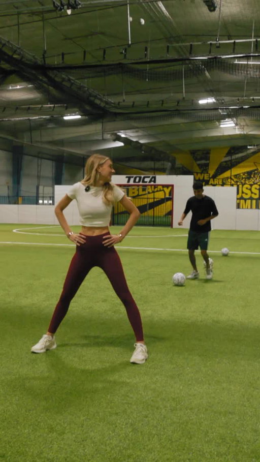We’ve got a special guest – Madison! ✨
She knows Dallas’s energy and vibe well.  Hooked us up with the best watch party spots and even took on a football control challenge with us – so much fun! ⚽

特別嘉賓 Madison登場！✨
對達拉斯熱情同活力瞭如指掌！推介超正睇波地方，仲有測試一下Madison的控球能力！⚽

#HKJC #HongKongJockeyClub #football #HOMEOFFOOTBALL #dallas