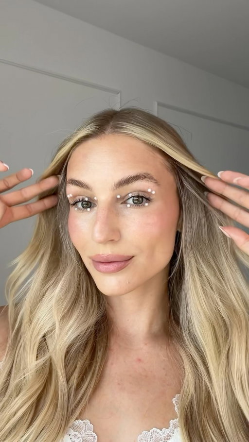 grwm ✨👱🏼‍♀️💕 na DRUHÝ den B4L (byl to outfit na první, ale do deště se mi moc nehodil 😅) with @sephoracollection 

Použité produkty: 
Gleam & Go - 01 On Ice 
Hair Gems - perličky
Blush! - 01 Chrunchy Almond
Bronze - 02 Born to bronze 
Hands mains - Dezinfekční sprej na ruce
Hydrating stick - SPF 30 
Gloss balm - 01 Pink satin 
Make-Up Setting Spray Glow - Fixační Sprej

*ve spolupráci