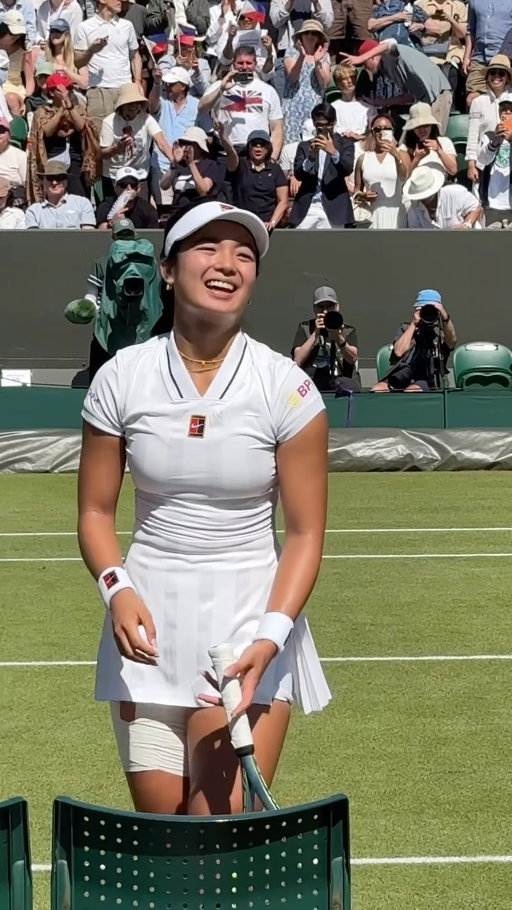 The crowd goes wild for Alex Eala 🇵🇭

She reaches the third round of a Grand Slam for the first time.