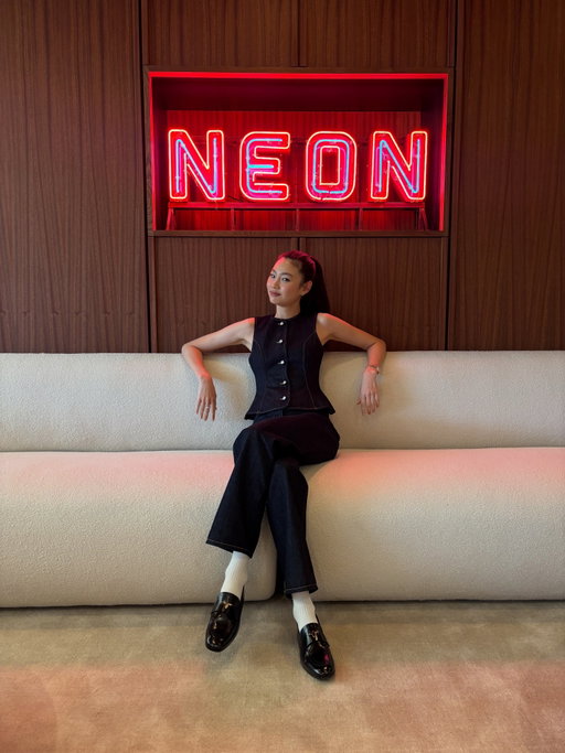 In the NEON glow. Office visit from HOPE star @hoooooyeony. 🤘