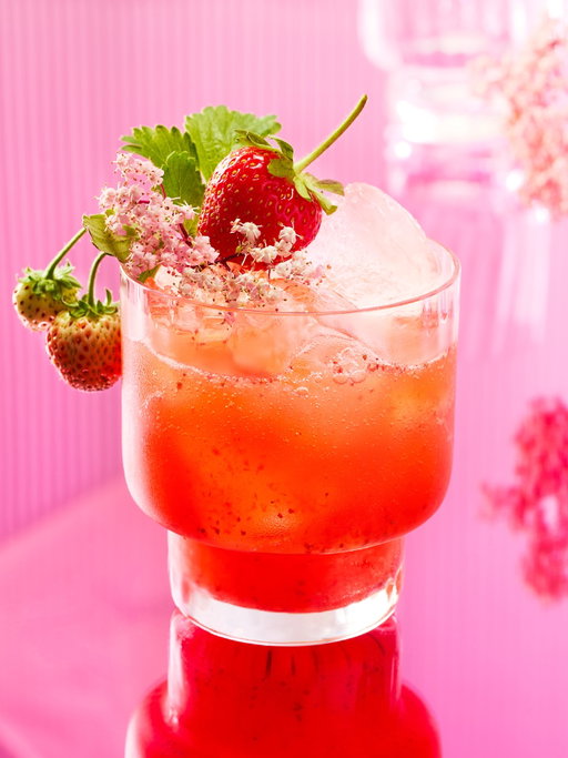 Ontario strawberries are here, and after I’d gorged on them straight up I decided to do something a bit special, and blended them with @belberry Belgian elderflower syrup. If you aren’t familiar with elderflower (the bushes in my neighbourhood are just at the end of their blooming), it’s a bewitchingly sweet floral scent and flavour. It’s delicious splashed into soda or a cocktail, brushed onto cake layers or drizzled onto fruit, but we’ve gone for big summer flavours here and given you 3 ways to serve it: frozen into the best real-fruit popsicles, which can also become the wow flavouring and garnish to a vodka or gin soda, or mixed straight into cocktail or mocktail. We’ll be sharing the recipe and all the details in this weekend’s blog post. Link in bio. 📷 @jodipudge props @raynamarlee food @eshunmott 

#ElderflowerSyrup #OntarioStrawberries #Belberry #livemoreflavourfully