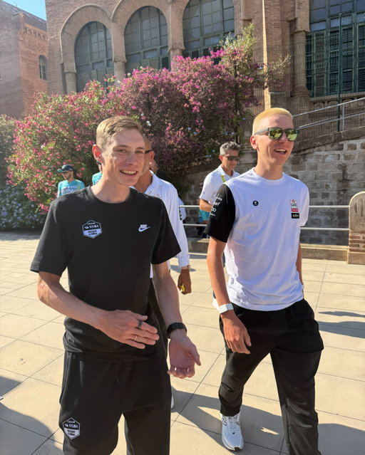 Barcelona: where two Tour de France winners meet 😎

#tdf2026
