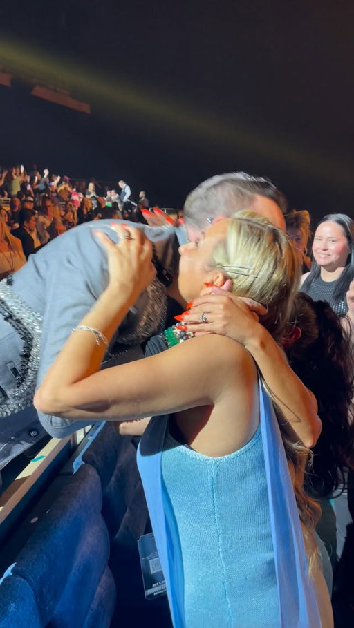 When he finds you in the audience 🧡🎤

And this is why we brought our hubby’s…to capture the moments in different angles 🤣

WE 🧡 U, @donniewahlberg. 
 
#nkotb #donniewahlberg #therightstuff #bhs