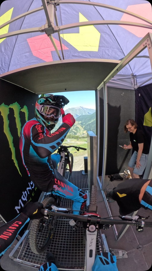 La Thuile, Italy delivering one of the best World Cup tracks! Troy Brosnan following Luca Shaw!