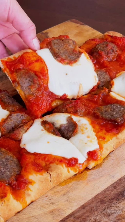 Proof that the best party appetizers don’t have to be complicated! 😍
Turn our fully cooked meatballs into this irresistible flatbread and watch it disappear before the fireworks begin! 🇺🇸🎆

#mamamancinis #fourthofjuly #holidayhosting #easyappetizer