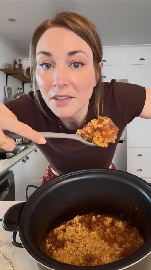 Level up your Apple Crumble in the @russellhobbs_anz 6L Searing Slow Cooker. Mind. Blown. Tastebuds. Rejoice 🍎 #slowcooker #russellhobbs #ad