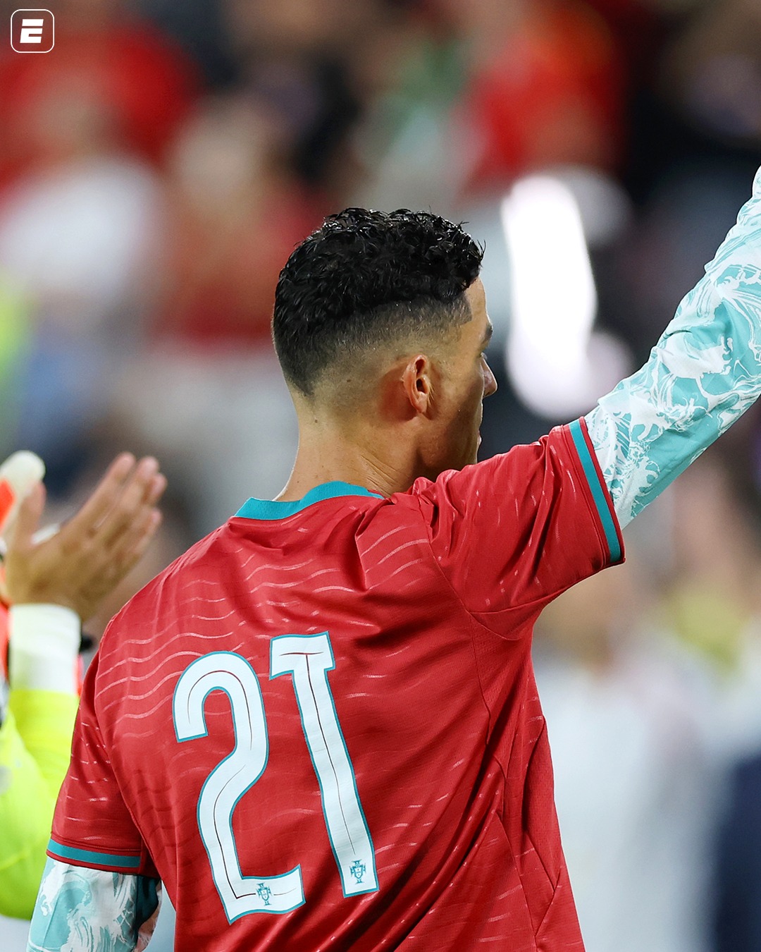 Cristiano Ronaldo usou a camisa 21 de Diogo Jota, após a classificação de Portugal contra a Croácia.

A morte de Jota completa 1 ano amanhã. 🖤

👉 Assista à Copa do Mundo FIFA pela CazéTV, no #DisneyPlus, sem custo adicional.

#ESPN2026 #FIFAWorldCup