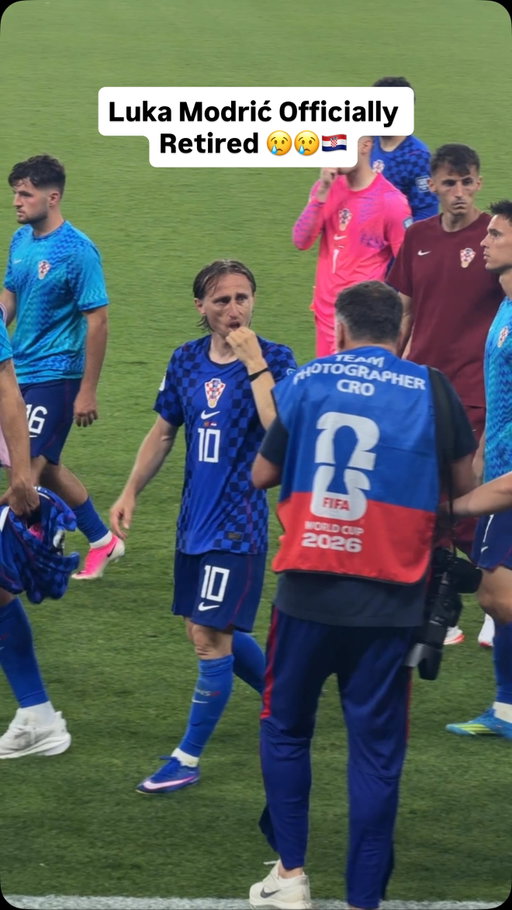 Luka Modrić is almost in tears as he walks off the pitch as a professional footballer for the final time. Tonight in Toronto, a legendary career reached an end. Football will miss you Luka Modrić 🇭🇷🇭🇷

📷: @aryaankanji 

#worldcup #fifaworldcup #footy #croatia #modric