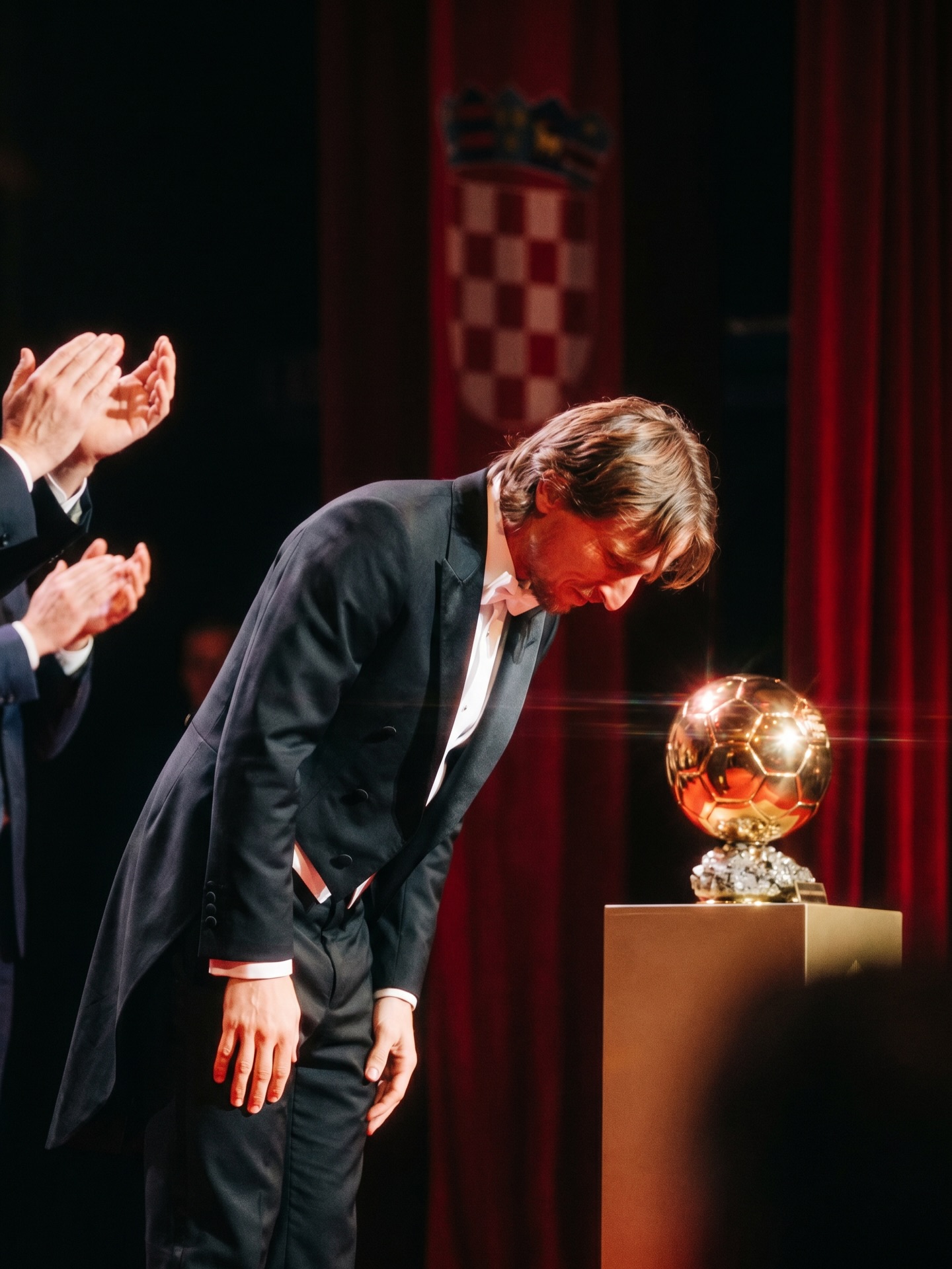 𝐓𝐇𝐄 𝐋𝐀𝐒𝐓 𝐃𝐀𝐍𝐂𝐄, 𝐌𝐀𝐄𝐒𝐓𝐑𝐎. 🥺🤵🏼‍♂️

Luka Modrić has played his last World Cup game ever 💔🇭🇷

𝐓𝐡𝐚𝐧𝐤 𝐲𝐨𝐮 𝐟𝐨𝐫 𝐞𝐯𝐞𝐫𝐲𝐭𝐡𝐢𝐧𝐠, 𝐠𝐞𝐧𝐢𝐮𝐬. 🙇🏼‍♂️🐐
