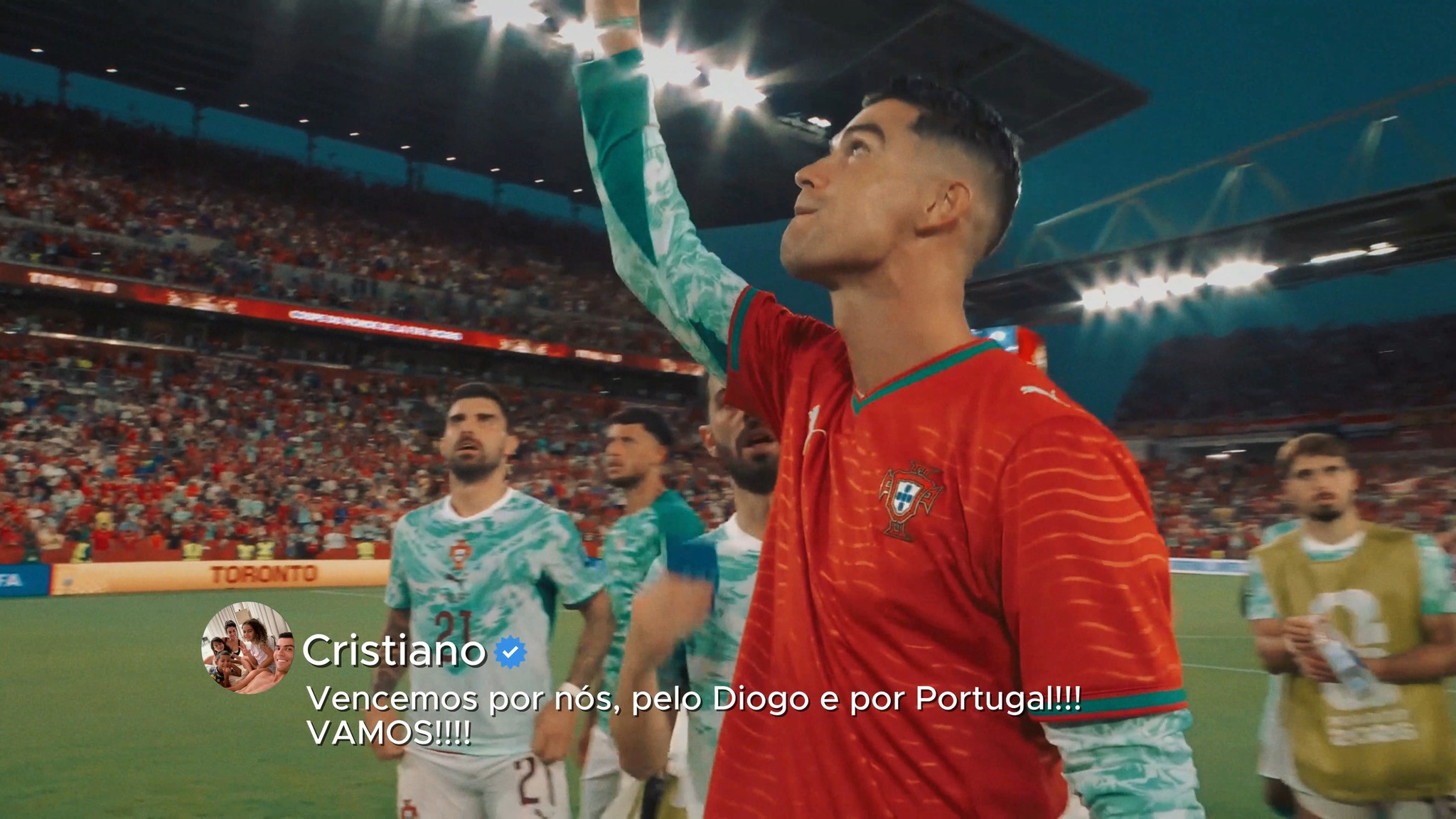 Algumas despedidas são difíceis de colocar em palavras. E, então, elas ganham forma em gestos. ❤️‍🩹🇵🇹

A homenagem de Cristiano Ronaldo a Diogo Jota ao fim do jogo vai além do futebol. 
É o reflexo do respeito, da amizade e da marca que ele deixou dentro e fora dos gramados.

Além da taça, Portugal tem por quem correr e se esforçar a cada jogo.
Nunca será futebol. Diogo Jota e os seus nunca caminharão sozinhos!

🚨 𝐒𝐄 𝐓𝐄𝐌 𝐂𝐎𝐏𝐀, 𝐄𝐒𝐐𝐔𝐄𝐂𝐄! É na CazéTV! 🤩📺

#CopaNaCazéTV #CoberturaCazéTV #Cztv27 #Original