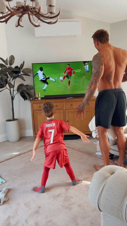 Teaching him the way. 🫶🏽