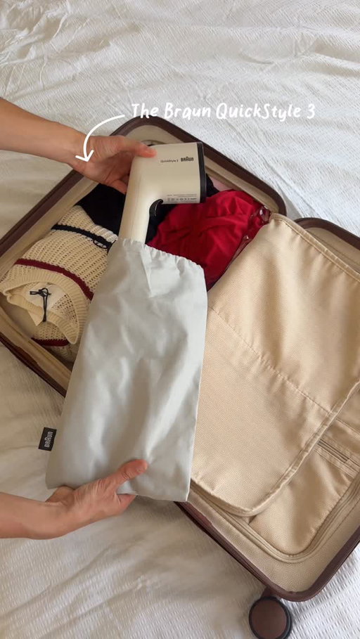 Als je uit een koffer leeft, zijn gekreukte kledingstukken bijna onvermijdelijk. Daarom is de Braun QuickStyle 3 onmisbaar geworden in onze reisroutine. ✈️🤍

Compact genoeg voor in je koffer, snel te gebruiken voordat je de deur uitgaat en perfect voor die last minute outfit touch ups.

Weer een zorg minder tijdens het reizen. ✨