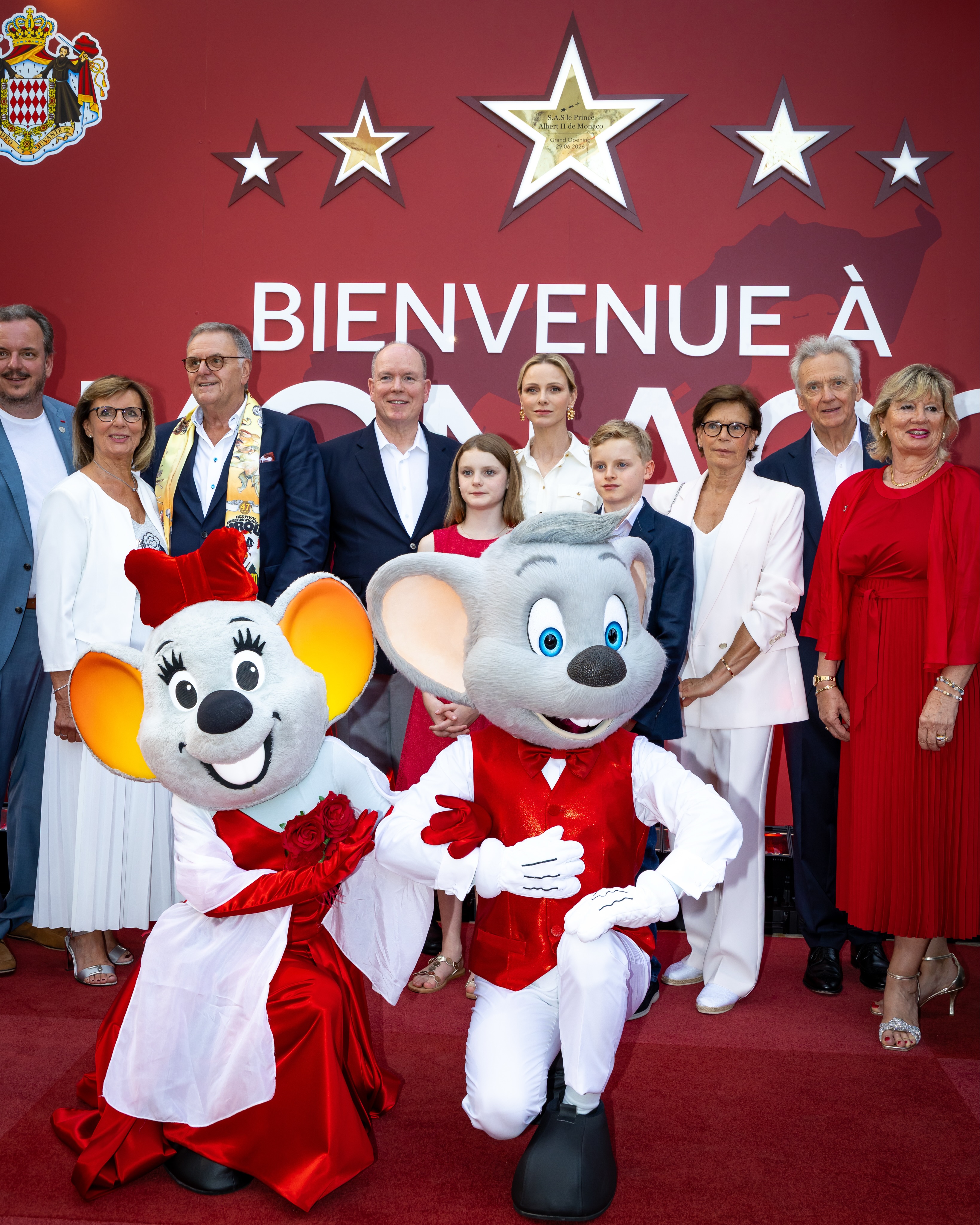 LL. AA. SS. le Prince Albert II et la Princesse Charlène, accompagnés de leurs enfants, le Prince héréditaire Jacques et la Princesse Gabriella, ainsi que S.A.S. la Princesse Stéphanie, ont inauguré en début de semaine le nouvel espace thématique dédié à la Principauté au sein d’Europa-Park.

À l’issue de la cérémonie officielle et de la coupe du ruban, la Famille Princière a découvert ce 18ᵉ quartier thématique, qui invite depuis mars dernier les visiteurs à plonger dans l’univers monégasque à travers une immersion mêlant patrimoine, culture, innovation et sport.

Autour du mythique grand huit Silver Star, désormais intégré à la thématique de Monaco, les visiteurs peuvent admirer des décors inspirés du Casino de Monte-Carlo, explorer un aquarium numérique immersif développé avec l’Institut océanographique, découvrir des espaces consacrés au Festival International du Cirque de Monte-Carlo, ou encore vivre la passion du Grand Prix grâce à des simulateurs de conduite et à une exposition de véhicules issus de la collection de S.A.S. le Prince Albert II.

Cette inauguration illustre également les liens d’amitié de longue date qui unissent la Famille Princière à la famille Mack, fondatrice d’Europa-Park. Une relation fondée sur des valeurs communes, parmi lesquelles une profonde passion pour les arts du cirque. Cette tradition, chère à la Principauté depuis la création du Festival International du Cirque de Monte-Carlo par le Prince Rainier III, trouve un écho particulier à Europa-Park, dont les spectacles accueillent régulièrement des artistes distingués lors du prestigieux festival monégasque.

La visite s’est conclue par le dévoilement de la plaque de la « Place Grimaldi de Monaco », au cœur du nouveau quartier. Un hommage à la dynastie des Grimaldi qui témoigne des liens forts unissant la famille Mack à la Famille Princière.

Véritable vitrine de la Principauté, ce nouvel espace permettra désormais à des millions de visiteurs de découvrir Monaco à travers son patrimoine, sa culture et son art de vivre.

📸 : Frédéric Nebinger / Palais princier