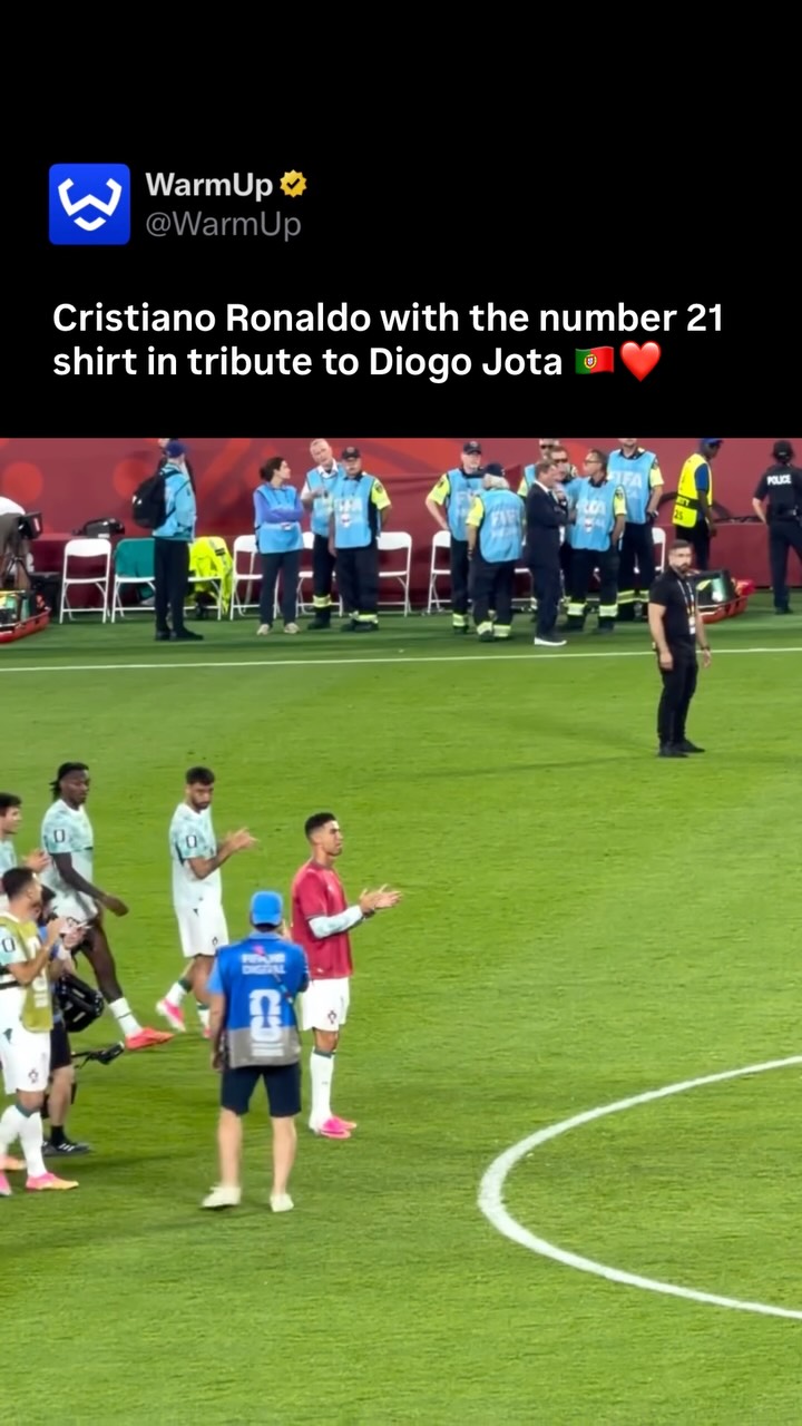 ❤️

Following their dramatic 2-1 World Cup win against Croatia, Portugal honored their late teammate Diogo Jota on the exact one-year anniversary of his tragic passing. Captain Cristiano Ronaldo led the emotional post-match tribute by holding up and wearing Jota’s iconic number 21 jersey on the pitch, pointing to the sky in tears. The entire squad later posed together with the shirt for a team photo, which Ronaldo shared on social media with the message: “We won for us, for Diogo, and for Portugal!” Additionally, Jota’s image was displayed on the stadium’s big screen, midfielder Ruben Neves kissed a wristband bearing his name, and fans unfurled a banner at the 21-minute mark to honor the forward.

(Via @isabellatx_ )