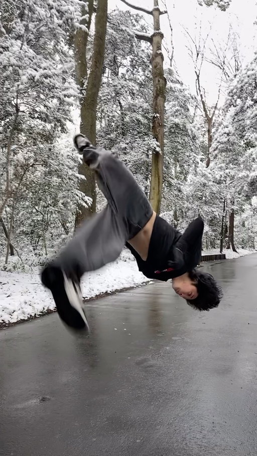 Please watch this clip and hope it helps you feel a little cooler⛄️
It's been way too hot in Japan lately🥵