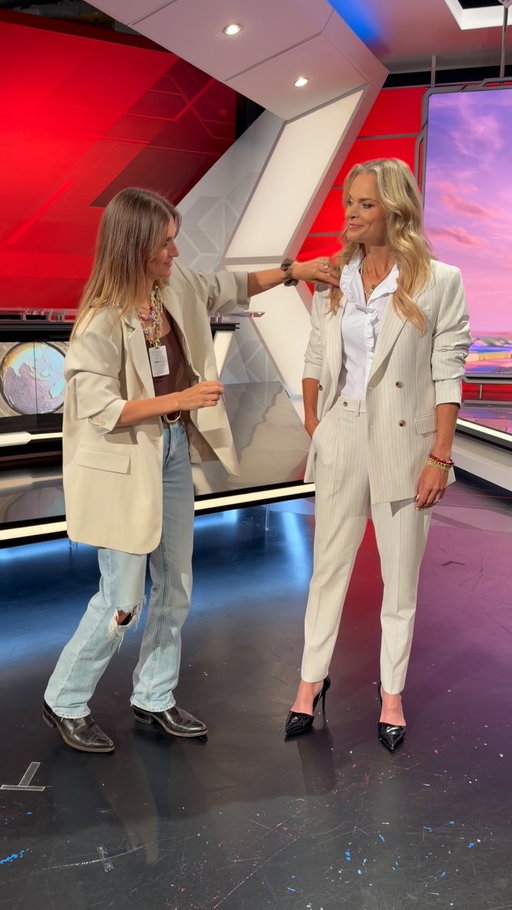 The Men’s section has been serving women who know what’s up, all along ⚡️
.
@rw_co slapped with this one. A tailored, slightly oversized fit, proper fabrics and a superb color pallet to go along. PRAISE to their team who have executed a gorgeous rollout for the brand. ❤️ 
.
Makeup: @jeniaoconnor.makeup 
Style: ✌🏼
.
#gifted #rwco #canadianclothing #fifaworldcup2026