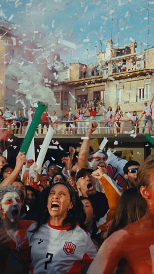 Con Coca-Cola, cada emoción se comparte, cada grito se celebra y cada momento se hace más grande.